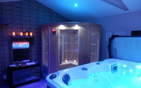 Suite luxe avec sauna et jacuzzi privée